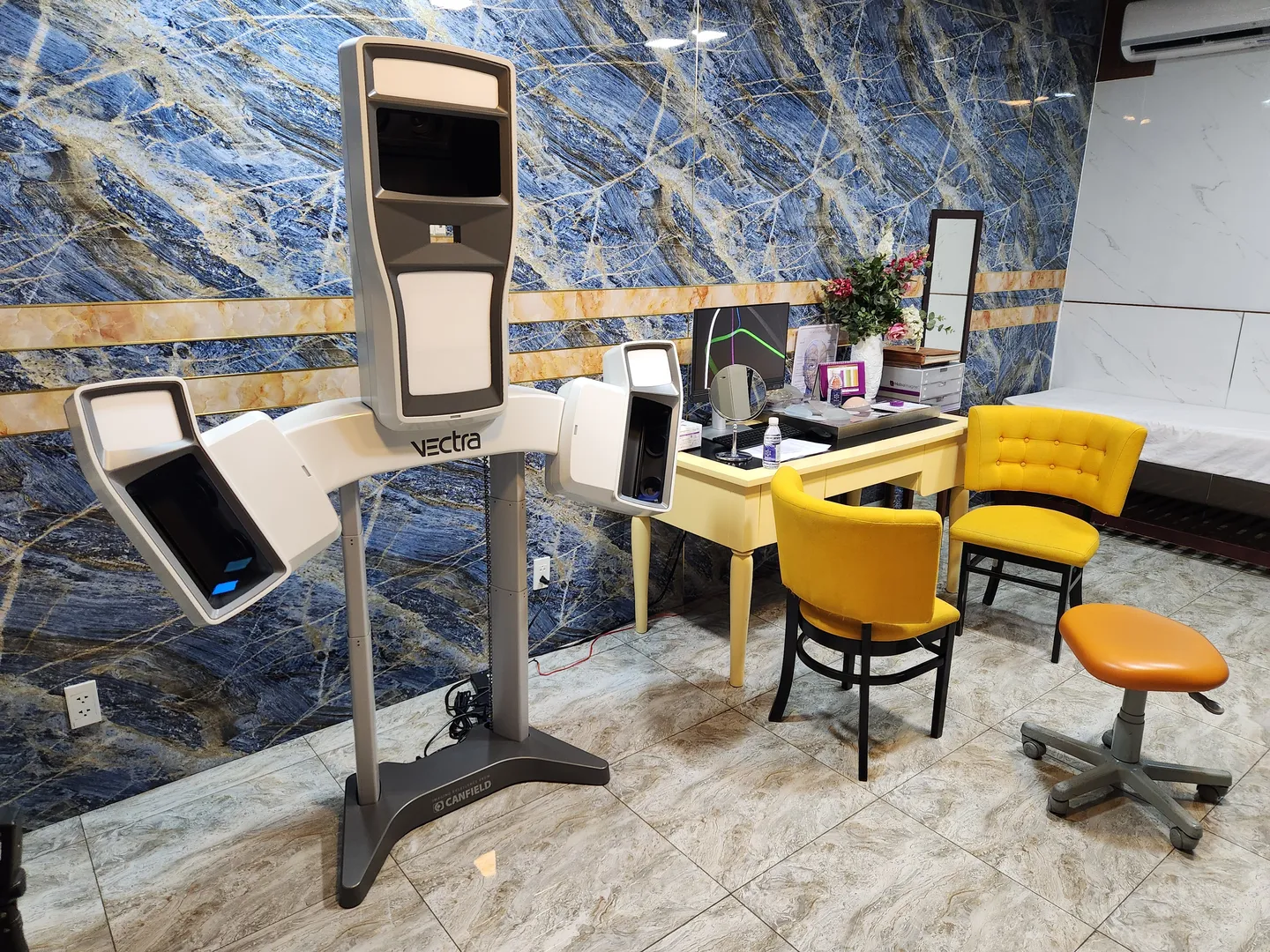 dentamed holidays travel vietnam cosmetic surgery ho chi minh emcas_20 Image of Vectra 3D imaging system used in EMCAS cosmetic surgery hospital for a preview of surgery results