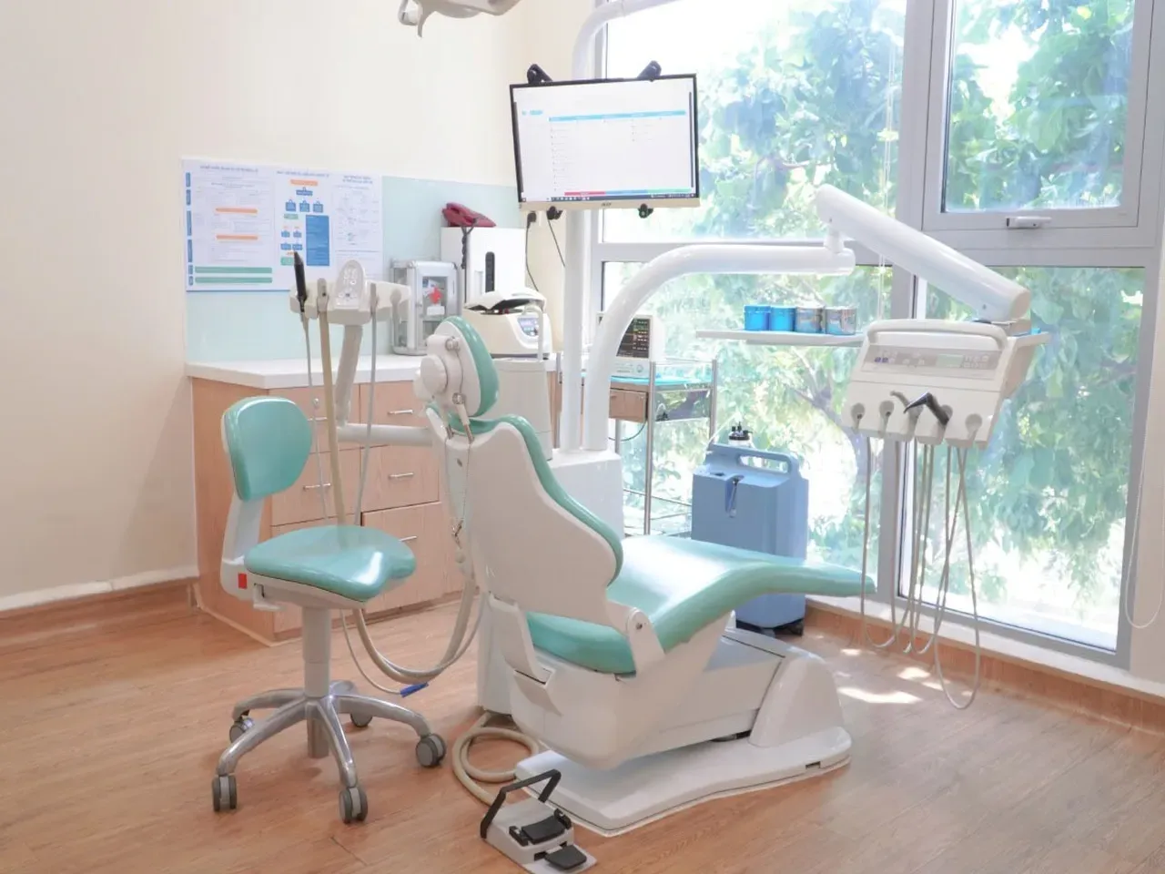 image featuring modern technology at doctor care implant clinic number 1